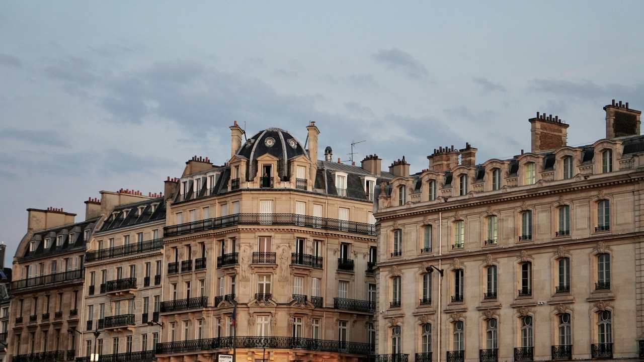 Façades d’immeubles haussmanniens en fin de journée